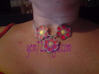 UN COLLAR CON FLORES